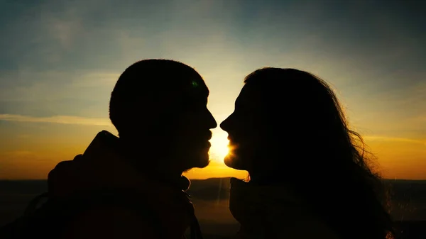 Brodaty mężczyzna i długie włosy lady sylwetki pocałunek i śmiech — Zdjęcie stockowe