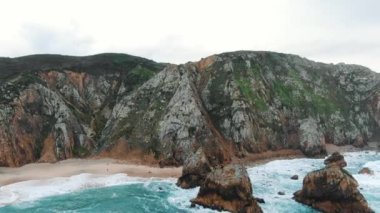 Atlantik Okyanusu üzerindeki bir uçurumdan Cabo da Roca plajından Portekiz 'e.