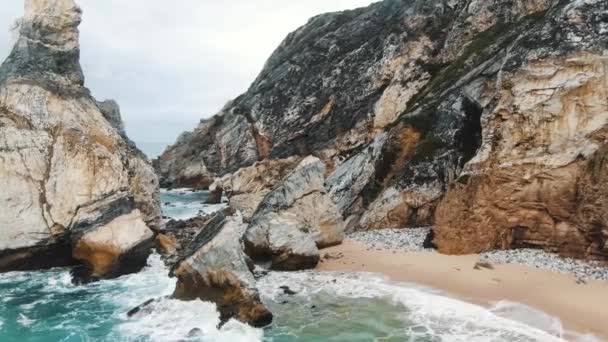 Luftbewegung über Klippen und großen Felsen am fantastischen Strand — Stockvideo