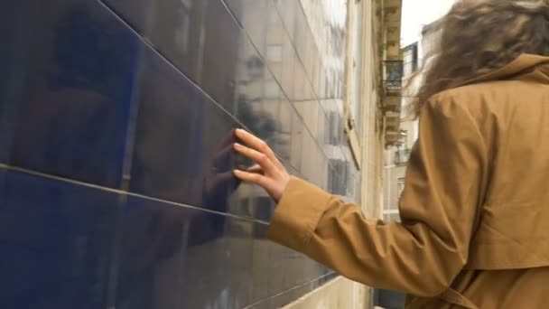 Γυναίκα περπατά κατά μήκος του δρόμου της Λισαβόνας αγγίζοντας πλακάκια azulejo — Αρχείο Βίντεο