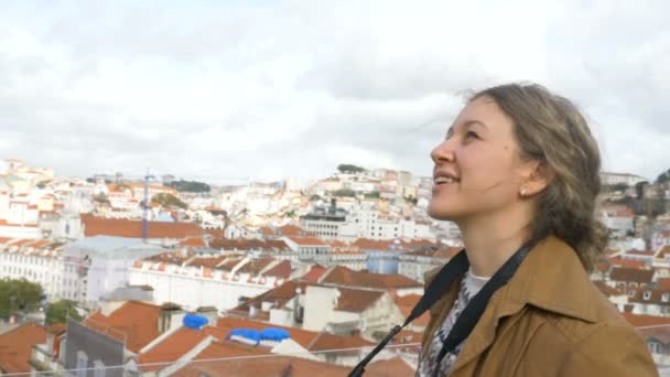 Glad turist kommer in i ramen på observationsdäcket och tar bilder — Stockvideo