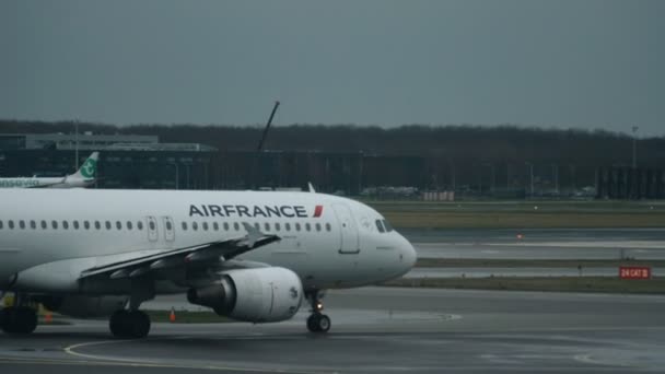 Αεροπλάνο οδηγεί στο διάδρομο απογείωσης στο αεροδρόμιο του Άμστερνταμ Schiphol — Αρχείο Βίντεο