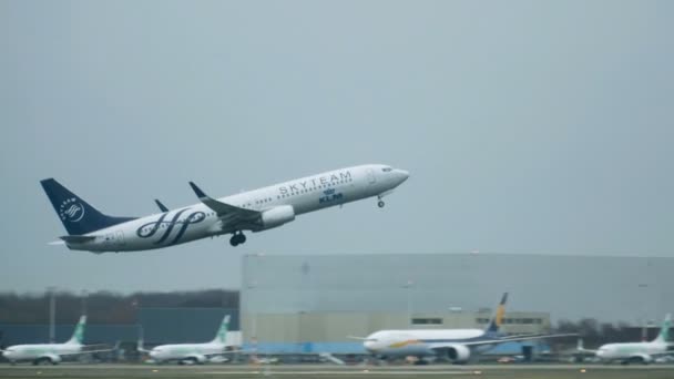 Avión despega en el cielo gris desde el aeropuerto de Amsterdam Schiphol — Vídeo de stock