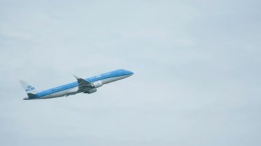 KLM logolu yeni mavi uçak gri bulutlu gökyüzünde uçuyor