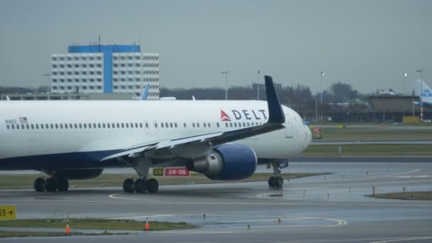 Enorme avión de pasajeros conduce a lo largo de la pista de rodaje en el aeropuerto Schiphol — Vídeo de stock