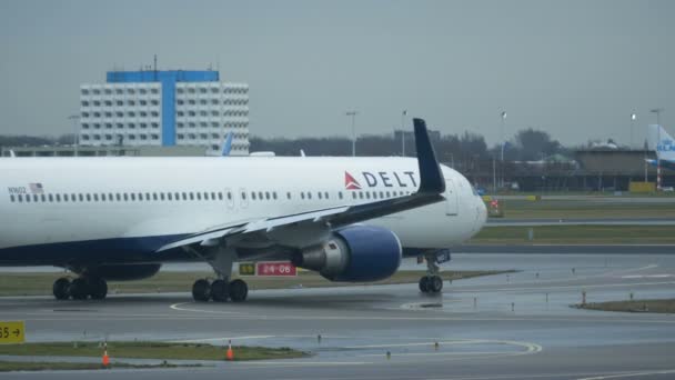 Enorme vliegtuig rijdt langs taxibaan op luchthaven Schiphol — Stockvideo