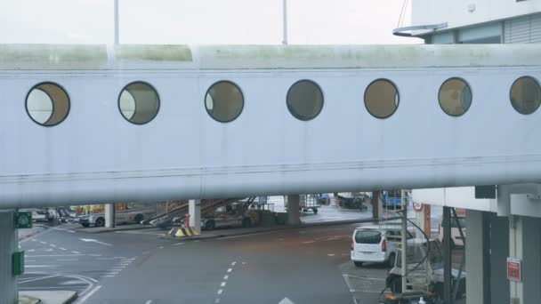Passengers walk along jetway at Amsterdam airport Schiphol — Stock Video