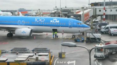 İşçiler havaalanındaki uçuştan önce modern uçağı kontrol ediyorlar