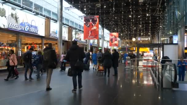 アムステルダムのスキポール空港の廊下を歩きます — ストック動画