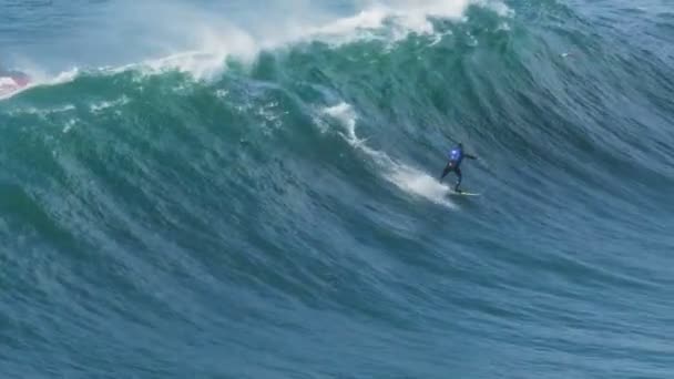 İnsan sörf tahtasında dengeyi tutar ve dalgalar altında kaybolur. — Stok video