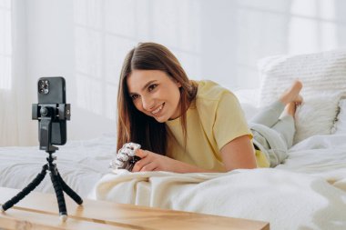 Biyonik kollu gülümseyen kadın blog için yeni video çekiyor