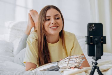 Biyonik kollu güzel bayan telefonla yeni video çekiyor.