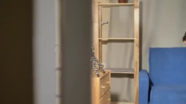 Eşofmanlı çıplak ayaklı kadın halıda statik yürüyor.