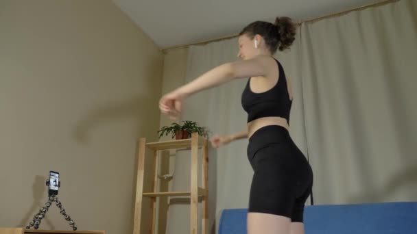 Senhora descalça em traje de treino faz caminhada estática no tapete — Vídeo de Stock
