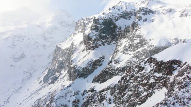Sabahları parlak karlarla kaplı büyük dağların yamaçlarında
