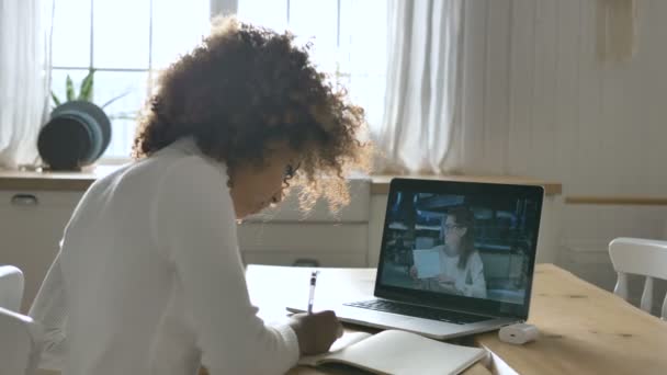 Fata africană participă la lecția online așezată împotriva laptopului — Videoclip de stoc