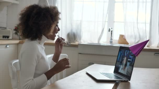 Lady geniet van online verjaardag blaast pijp en kijkt naar laptop — Stockvideo