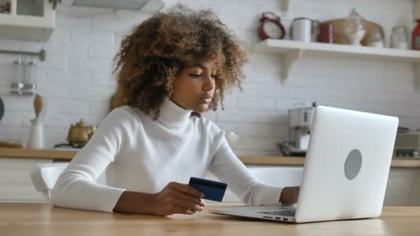 Lady leva cartão e insere detalhes para compras online — Vídeo de Stock