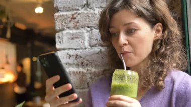 Genç kadın lezzetli sebzeleri yudumluyor taze sörf interneti