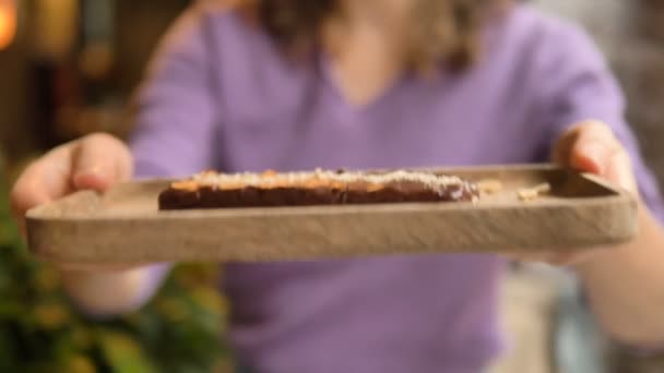 Wanita meregangkan tangan dengan piring dan karamel bebas gluten bar — Stok Video