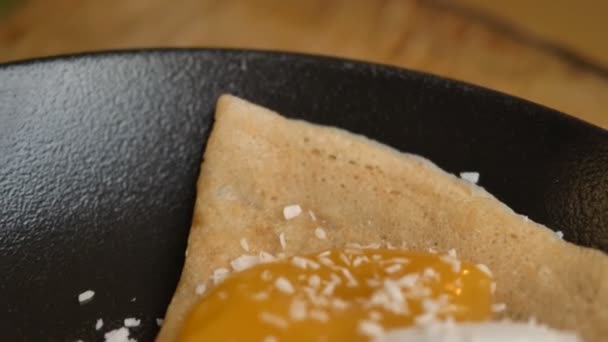 Lempeng dengan selai pancake vegan bebas gluten dan serpih kelapa — Stok Video