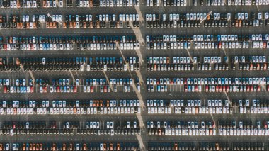 Otomobil fabrikasının bölgesinde yeni arabalarla dolu büyük bir park yeri, hava manzaralı..