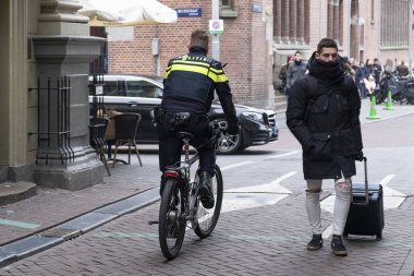 Hollanda, Amsterdam, Ocak 2020. Bisikletli polis şehir sokaklarında devriye geziyor.