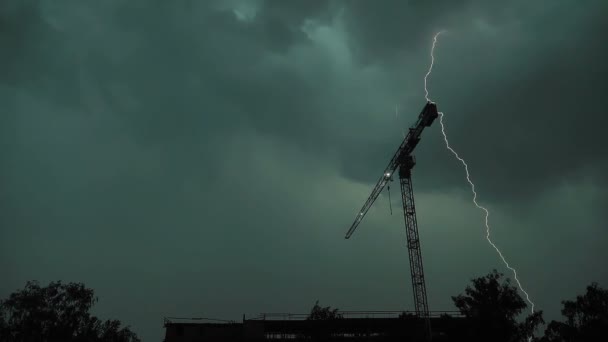 Několikrát udeří blesk na jednom místě, stavební jeřáb, zpomalený pohyb — Stock video