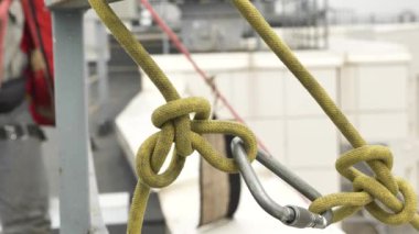 Endüstriyel dağcı çatıya karabiner klipsiyle ip bağlıyor