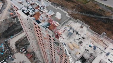 İnşaat alanındaki yeni apartmanın yanındaki turna yelkeni.