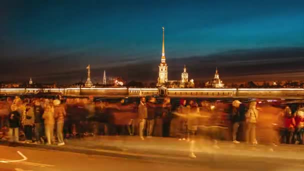 Les gens marchent en profitant des feux d'artifice au-dessus de Peter et Paul Fortress — Video