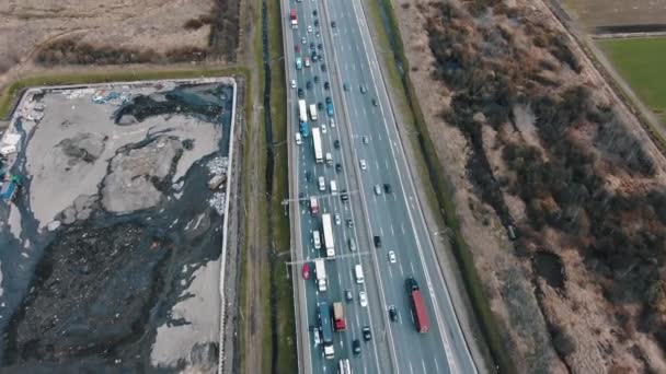 Snelweg met auto 's in de buurt van bouwplaats met loopgraaf antenne — Stockvideo