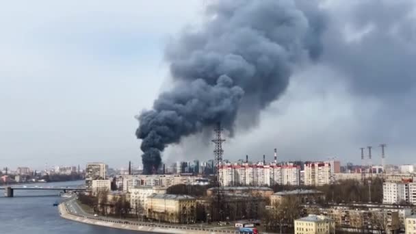 High pillar of grey smoke rises above fire accident place — Stock Video