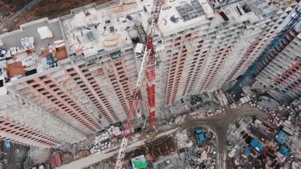 Haute flèche de grue tourne se déplaçant au-dessus du nouvel immeuble — Video