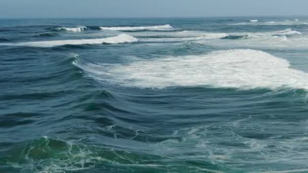 Malowniczy ocean z falującymi falami w słoneczny dzień górny widok — Wideo stockowe