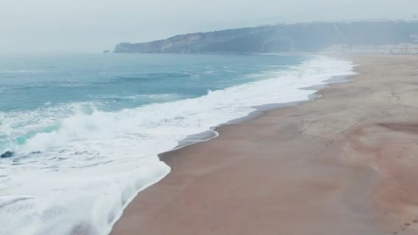 Ondas incríveis com rolo de espuma branca na areia limpa vista superior — Vídeo de Stock