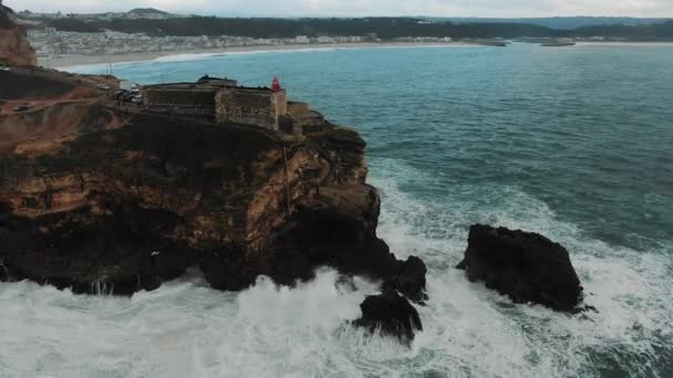 Mirador con faro en acantilado cerca de la antena oceánica — Vídeos de Stock