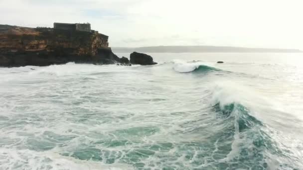 Melihat titik dengan mercusuar di tebing dekat laut udara — Stok Video