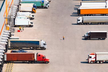 Şirketlere ve mağazalara daha fazla ulaşım için büyük kamyonlarla modern bir lojistik deposuna mal yükleme