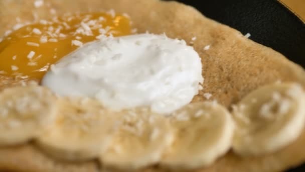 글루텐 프리 채식주의자 팬케이크 잼 과 코코넛 플레이크를 곁들여 놓는다 — 비디오