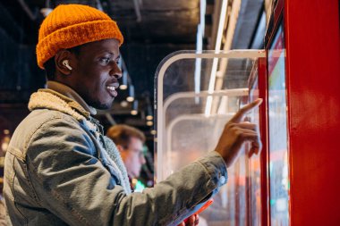 Afro-Amerikalı bir adam self servis büfesi sipariş ediyor.