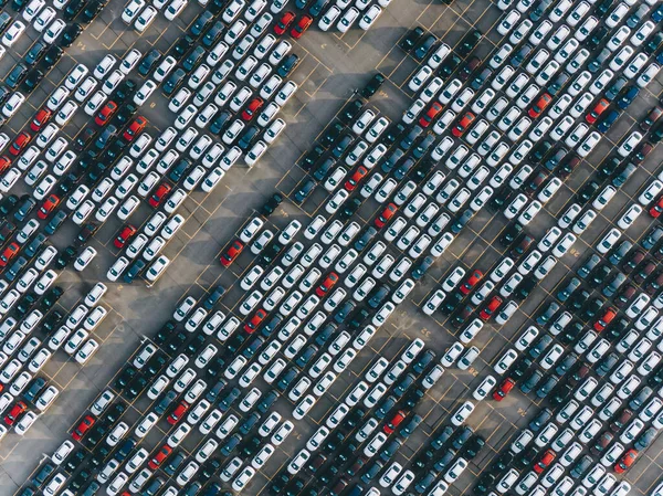 Nuevos coches están de pie en filas diagonales rectas en el estacionamiento, vista aérea —  Fotos de Stock