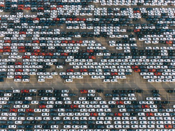 Vista aérea de estacionamiento gigante, los coches están de pie en filas rectas en el asfalto —  Fotos de Stock