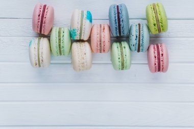 Makarna, badem kurabiyesi ya da badem kurabiyesi ahşap beyaz arka planda yatar. Üst görünüm yakın plan, alanı kopyala.