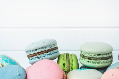 Beyaz ahşap arka planda lezzetli badem kurabiyeleri ya da badem kurabiyeleri. Yakın plan, boşluğu kopyala..