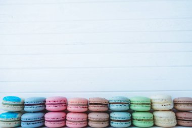 Ahşap arka planda makarna ya da makarna. Badem kurabiyeleri izole, boşluğu kopyala