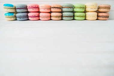 Beyaz ahşap arka planda makarna ya da makarna. Badem kurabiyeleri izole, boşluğu kopyala