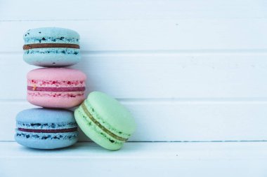 Beyaz ahşap zemin üzerinde makarna, yakın çekim. Boşluğu kopyala.