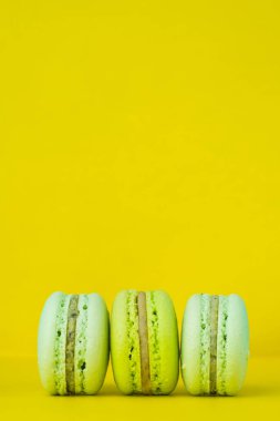 Sarı arkaplanda makaronlar dikey olarak kapat, boşluğu kopyala