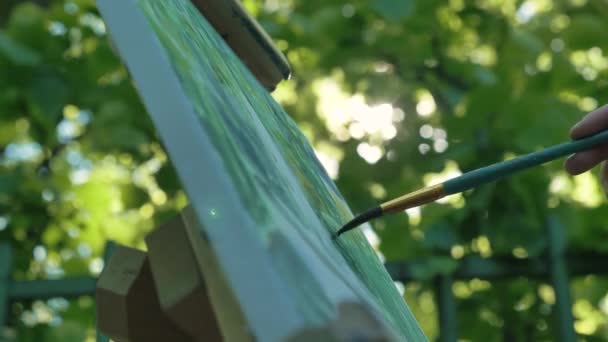 Professionella konstnärsfärger duk på staffli med pensel — Stockvideo